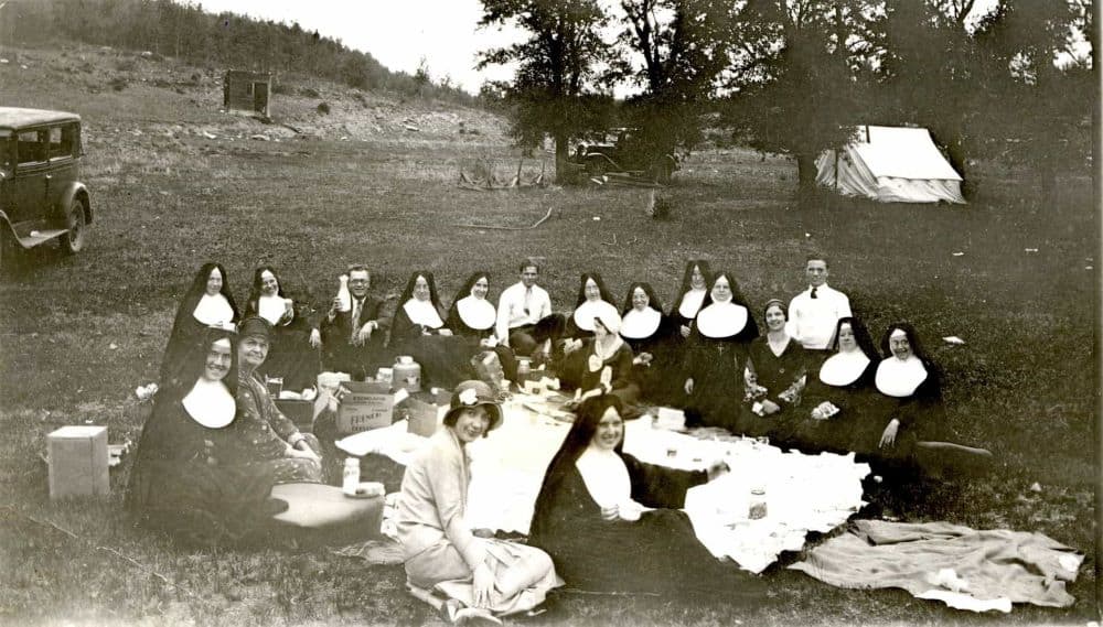 Sisters and friends picnic in Colorado in 1932