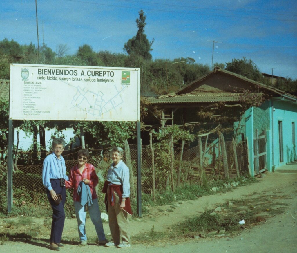 three sisters at Curepto Chile welcome sign