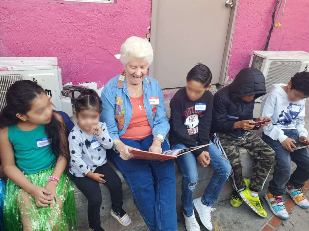 Rosheen Glennon reading a book to five kids