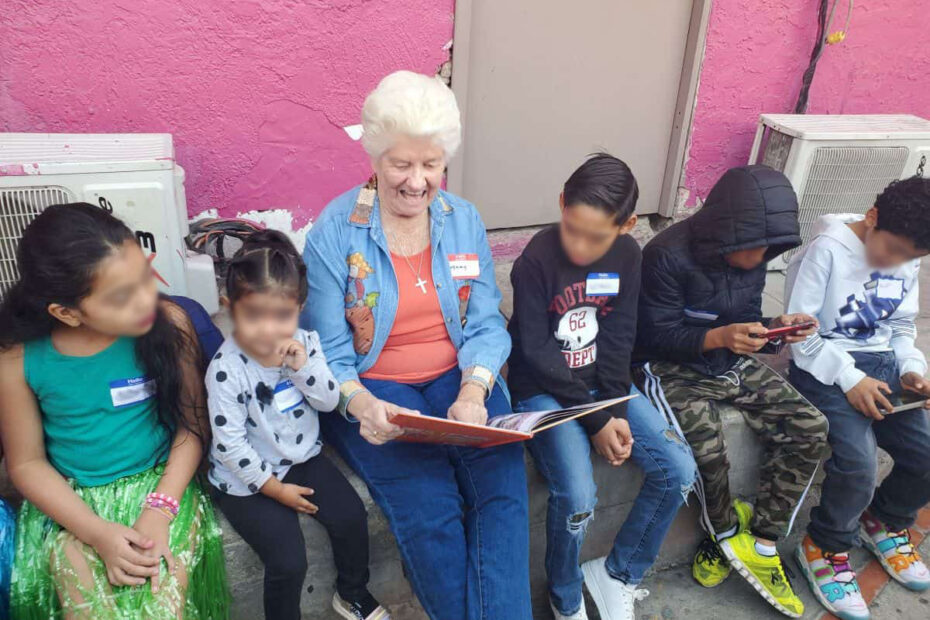 Rosheen Glennon reading a book to five kids