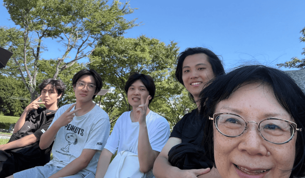 Sister Noriko and her students taking a selfie at an aquarium