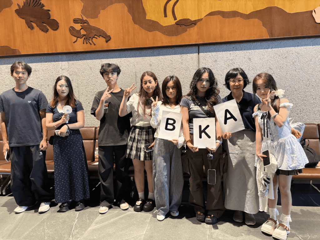 Sister Noriko and her students taking a group photo at an aquarium